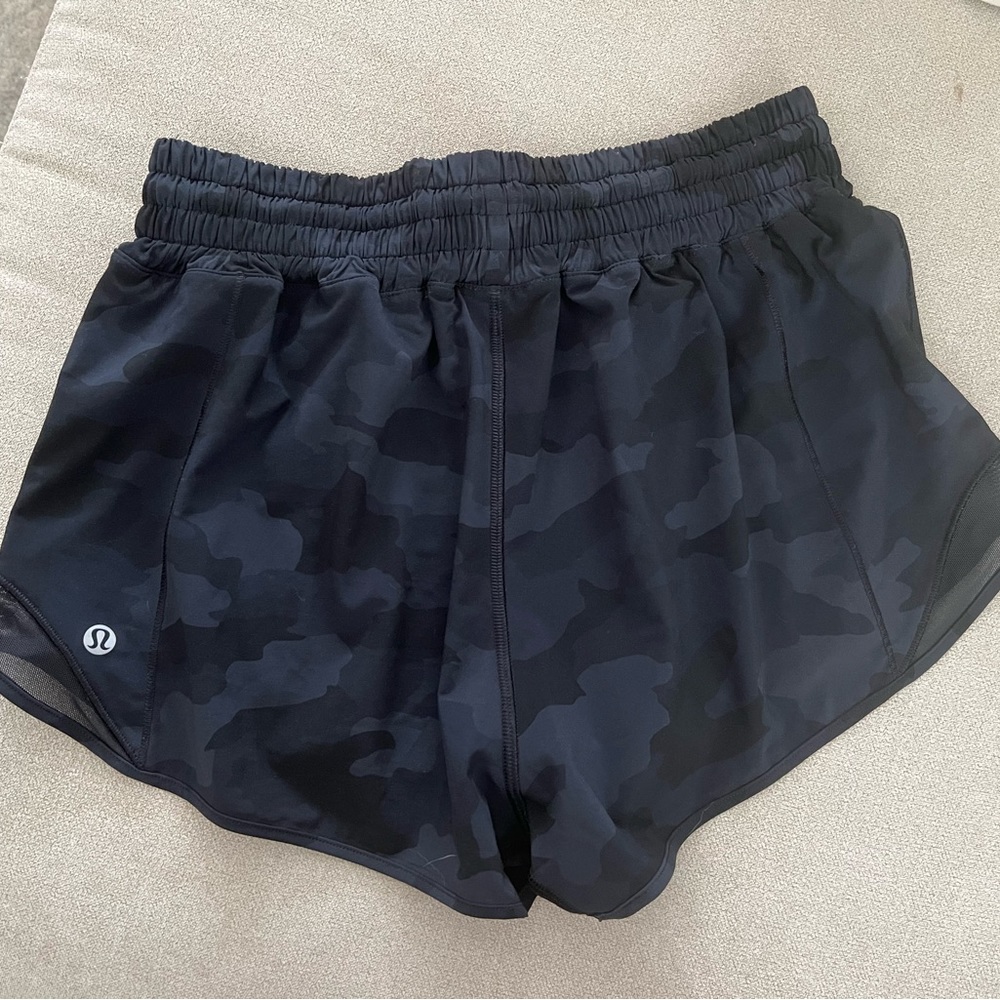 Lululemon Hotty Hot short HR 2.5“ Size 6 Black Camo